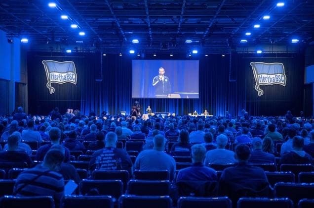 Soccer, Men, Season 2024 25, Hertha BSC, Annual General Meeting in Hall 22b of Messe Berlin, view into the hall, on the screen President Fabian Drescher Hertha , 25 05 2025, Copyright: xMatthiasxKochx