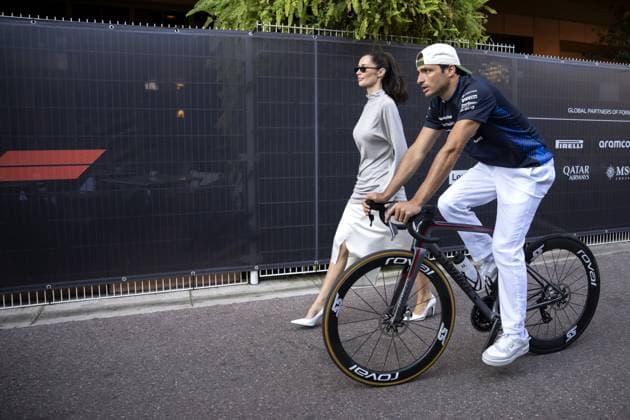 MONACO - Carlos Sainz (Williams) and his girlfriend Rebecca Donaldson arrive at the Circuit de Monaco prior to the Monaco Grand Prix. ANP SANDER KING xVIxANPxSportx xxANPxIVx 528621958 originalFilename: 528621958.jpg