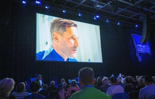 Soccer, Men, Season 2024 25, Hertha BSC, Annual General Meeting in Hall 22b of Messe Berlin, Greeting from coach Stefan Leitl Hertha BSC on the big screen, 25 05 2025, Copyright: xMatthiasxKochx