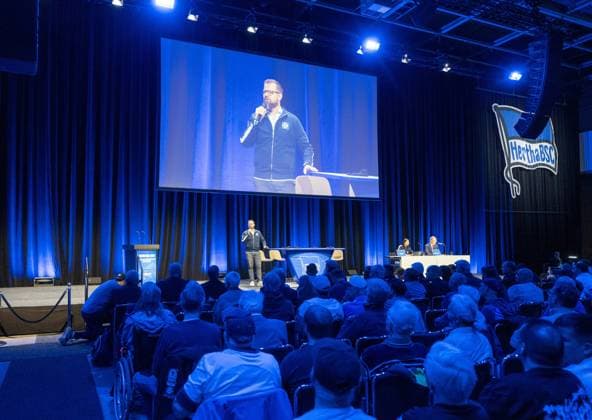 Soccer, Men, Season 2024 25, Hertha BSC, Annual General Meeting in Hall 22b of Messe Berlin, view into the hall, on the screen President Fabian Drescher Hertha , 25 05 2025, Copyright: xMatthiasxKochx