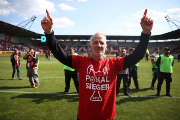240525 Halle Saale Sachsen Anhalt Leuna Chemie Stadion Sport Fußball Hallescher FC Halle HFC Regionalliga Nordost 4 Liga Männer Saison 2024 2025 Landespokal FSA Finale Pokalfinale 2025 Hallescher FC 1 FC Lok Stendal 1 0 Jubel Mark Zimmermann Trainer Hallescher FC