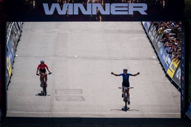 Sport Bilder des Tages Mona Mitterwallner of Austria wins women elite race during Mountain bike cross country World Cup event, Nove Mesto na Morave, Czech Republic, May 25, 2025. At left is Samara Maxwel of New Zealand. (CTKxPhoto JaroslavxSvoboda) CTKPhotoP2025052502176  CTKPhotoP2025052502176
