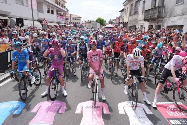 The pack at the stage 15 of the Giro d™Italia from Fiume Veneto to Asiago, Italy - Sunday, May 25, 2025. - cycling.  Copyright: xGianmattiaxD alberto Lapressex