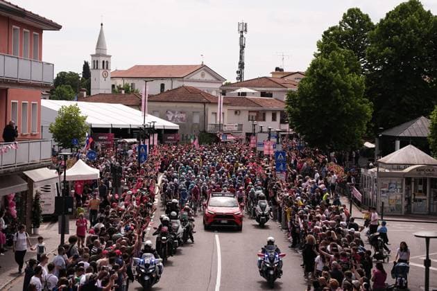 The pack at the stage 15 of the Giro d™Italia from Fiume Veneto to Asiago, Italy - Sunday, May 25, 2025. - cycling.  Copyright: xMarcoxAlpozzi LaPressex