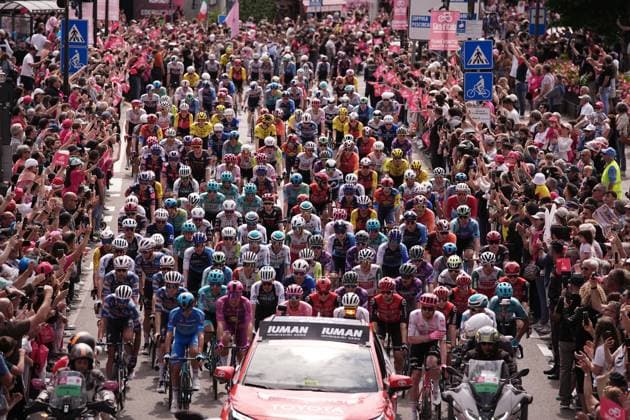 Sport Bilder des Tages The pack at the stage 15 of the Giro d™Italia from Fiume Veneto to Asiago, Italy - Sunday, May 25, 2025. - cycling.  Copyright: xMarcoxAlpozzi LaPressex