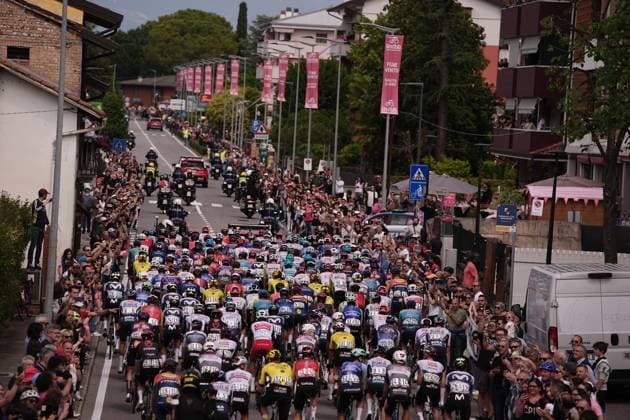 The pack at the stage 15 of the Giro d™Italia from Fiume Veneto to Asiago, Italy - Sunday, May 25, 2025. - cycling.  Copyright: xMarcoxAlpozzi LaPressex