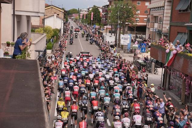 The pack at the stage 15 of the Giro d™Italia from Fiume Veneto to Asiago, Italy - Sunday, May 25, 2025. - cycling.  Copyright: xMarcoxAlpozzi LaPressex