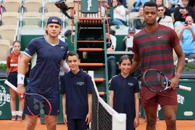Belgian Zizou Bergs and French Giovanni Mpetshi Perricard pictured ahead of a match between Belgian Bergs and French Mpetshi Perricard in the first round of the Men s Singles at the Roland Garros French Open tennis tournament, in Paris, France, Sunday 25 May 2025. This year s tournament takes place from 25 May to 08 June. BENOITxDOPPAGNE  x125220155x