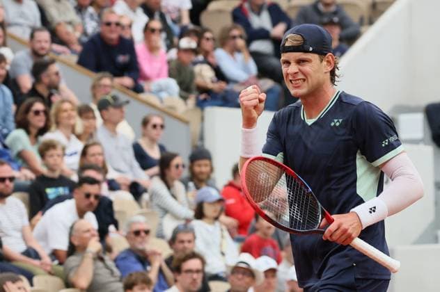 Belgian Zizou Bergs reacts during a match between Belgian Bergs and French Mpetshi Perricard in the first round of the Men s Singles at the Roland Garros French Open tennis tournament, in Paris, France, Sunday 25 May 2025. This year s tournament takes place from 25 May to 08 June. BENOITxDOPPAGNE  x125222661x