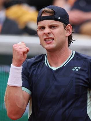 Belgian Zizou Bergs reacts during a match between Belgian Bergs and French Mpetshi Perricard in the first round of the Men s Singles at the Roland Garros French Open tennis tournament, in Paris, France, Sunday 25 May 2025. This year s tournament takes place from 25 May to 08 June. BENOITxDOPPAGNE  x125237336x
