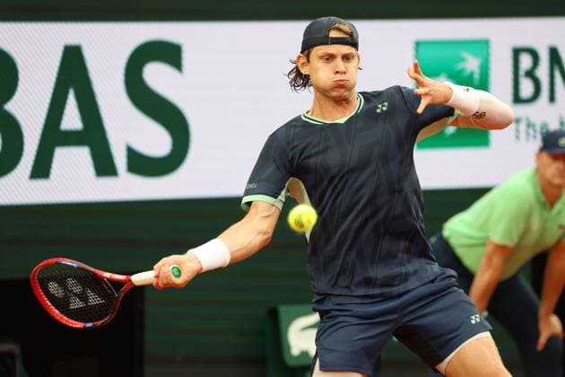 ROLAND GARROS 2025 Thierry Larret MAXPPP - PARIS (75) 25 05 2025 Thierry Larret Maxppp. Tennis. Roland Garros 2025. Internationaux de France de tennis. Stade Roland Garros, Paris (75). Le 25 mai. Court Suzanne Lenglen : Giovanni MPETSHI PERRICARD (FRA) vs Zizou BERG (BEL) PARIS (75) STADE ROLAND GARROS PARIS ILE DE FRANCE FRANCE  Copyright: xMAXPPPxThierryxLarretx TLR202505255714 TLR202505255714
