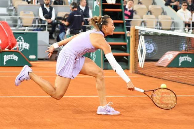 ROLAND GARROS 2025 Thierry Larret MAXPPP - PARIS (75) 25 05 2025 Thierry Larret Maxppp. Tennis. Roland Garros 2025. Internationaux de France de tennis. Stade Roland Garros, Paris (75). Le 25 mai. Court Phillipe Chatrier : Anastasia PAVLYUCHENKOVA (RUS) vs Qinwen ZHENG (CHN) - Tennis. Roland Garros 2025. French Open tennis tournament. Roland Garros Stadium, Paris (75) PARIS (75) STADE ROLAND GARROS PARIS ILE DE FRANCE FRANCE  Copyright: xMAXPPPxThierryxLarretx TLR202505255900 TLR202505255900