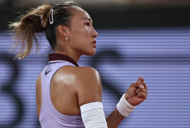 (250525) -- PARIS, May 25, 2025 -- Zheng Qinwen celebrates a point during the women s singles first round match between Anastasia Pavlyuchenkova of Russia and Zheng Qinwen of China at the French Open tennis tournament at Roland Garros, Paris, France, May 25, 2025. ) (SP)FRANCE-PARIS-TENNIS-FRENCH OPEN-WOMEN S SINGLES LixJing 