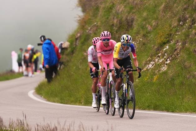 Del Toro Romero Isaac of Uae Team Emirates Xrg, pink jersey, and Bernal Gomez Egan Arley of Ineos Grenadiers during the stage 15 of the Giro d™Italia from Fiume Veneto to Asiago, Italy - Sunday, May 25, 2025. - cycling.  Copyright: xFabioxFerrari LaPressex