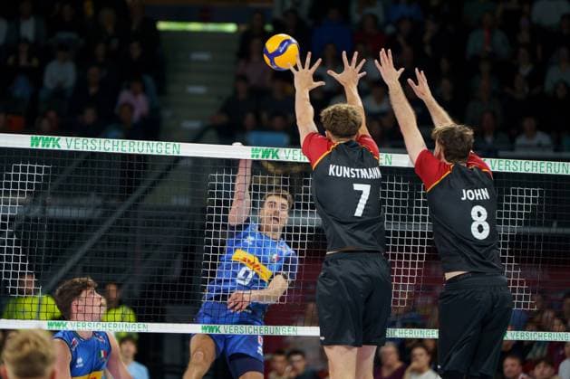 Volleyball mens international, Germany vs. Italy, 25 05 2025 Joscha Kunstmann GER, 7 , Filip John GER, 8 block the ball from Francesco Sani ITA, 9 Volleyball mens international, Germany vs. Italy, 25 05 2025, BMW Park, Munich Copyright: xBEAUTIFULxSPORTSx Pajonkx