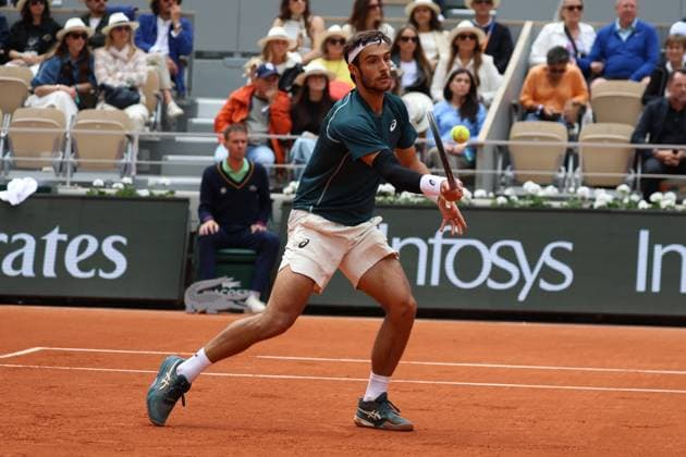 Tennis, French Open, Tag 1 ROLAND GARROS 2025 Thierry Larret MAXPPP - PARIS (75) 25 05 2025 Thierry Larret Maxppp. Tennis. Roland Garros 2025. Internationaux de France de tennis. Stade Roland Garros, Paris (75). Le 25 mai. Court Phillipe Chatrier : Lorenzo MUSETTI (ITA) vs Yannick HANFMANN (GER) - Tennis. Roland Garros 2025. French Open tennis tournament. Roland Garros Stadium, Paris (75) PARIS (75) STADE ROLAND GARROS PARIS ILE DE FRANCE FRANCE  Copyright: xMAXPPPxThierryxLarretx TLR202505256021 TLR202505256021