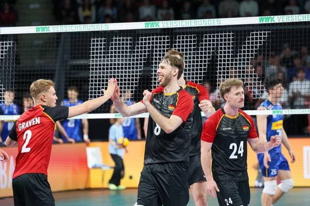 The team celebrates a point win, Filip John Germany, 08 with Eric Burggraef Germany, 24 and Leonard Graven Germany, 02 , GER, Germany vs. Italy, Volleyball, Men, National Match, Season 2024 2025, 25 05 2025, GER, Germany vs. Italy, Volleyball, Men, National Match, Season 2024 2025, 25 05 2025 Munich Copyright: xEibner-Pressefoto JennixMaulx EP_JML