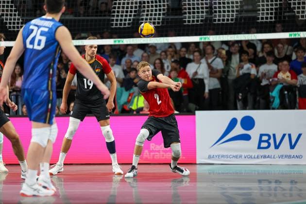 Receiving the ball by Leonard Graven Germany, 02 , with Erik Roehrs Germany, 19 , with Mattia Boninfante Italy, 26 , GER, Germany vs. Italy, Volleyball, Men, National Match, Season 2024 2025, 25 05 2025, GER, Germany vs. Italy, Volleyball, Men, National Match, Season 2024 2025, 25 05 2025 Munich Copyright: xEibner-Pressefoto JennixMaulx EP_JML
