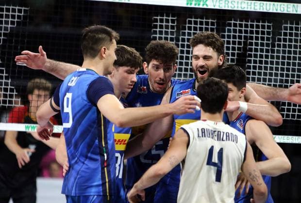 Joy of the Italian team after winning a point, He Volleyball, Germany vs Italy, BMW Park, Munich, 25 05 25, Copyright: WolfgangxFehrmann