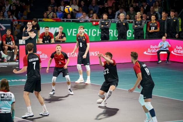 Volleyball mens national match, Germany vs. Italy, 25 05 2025 Theo Mohwinkel GER, 32 takes the ball after the Italians serve Volleyball mens national match, Germany vs. Italy, 25 05 2025, BMW Park, Munich Copyright: xBEAUTIFULxSPORTSx Pajonkx
