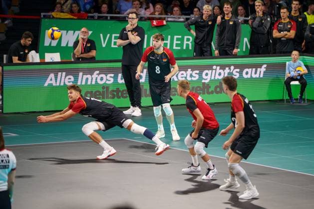 Volleyball national match men, Germany vs. Italy, 25 05 2025 Erik Roehrs GER, 19 accepts a serve from the Italians Volleyball national match men, Germany vs. Italy, 25 05 2025, BMW Park, Munich Copyright: xBEAUTIFULxSPORTSx Pajonkx