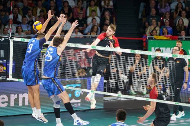 Volleyball international men, Germany vs. Italy, 25 05 2025 Francesco Sani ITA, 9 , Giovanni Gargiulo ITA, 25 block a ball from Filip John GER, 8 Volleyball international men, Germany vs. Italy, 25 05 2025, BMW Park, Munich Copyright: xBEAUTIFULxSPORTSx Pajonkx