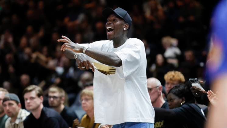 In the picture German international Dennis Schroeder is visiting his hometown club and supporting them 25 05 2025, Basketball Loewen Braunschweig vs FIT One Wuerzburg Baskets, easyCredit BBL Playoffs, Quarterfinals, Game 3, Germany, 38100, Volkswagen Halle Braunschweig, Copyright: HMBxMedia xJulienxBecker