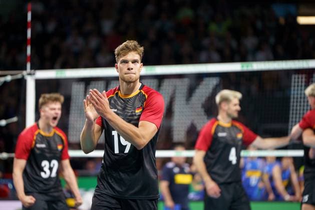 Volleyball national match men, Germany vs. Italy, 25 05 2025 Erik Roehrs GER, 19 cheers the spectators Volleyball national match men, Germany vs. Italy, 25 05 2025, BMW Park, Munich Copyright: xBEAUTIFULxSPORTSx Pajonkx