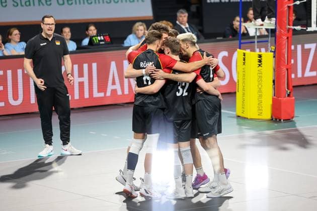 The German team celebrates a point win, with Thomas Ranner Germany, Head Coach , GER, Germany vs Italy, Volleyball, Men, National Match, Season 2024 2025, 25 05 2025, GER, Germany vs Italy, Volleyball, Men, National Match, Season 2024 2025, 25 05 2025 Munich Copyright: xEibner-Pressefoto JennixMaulx EP_JML