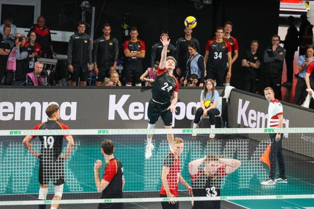 Eric Burggraef Germany, 24 on serve, GER, Germany vs. Italy, Volleyball, Men, National match, 2024 2025 season, 25 05 2025, GER, Germany vs. Italy, Volleyball, Men, National match, 2024 2025 season, 25 05 2025 Munich Copyright: xEibner-Pressefoto JennixMaulx EP_JML