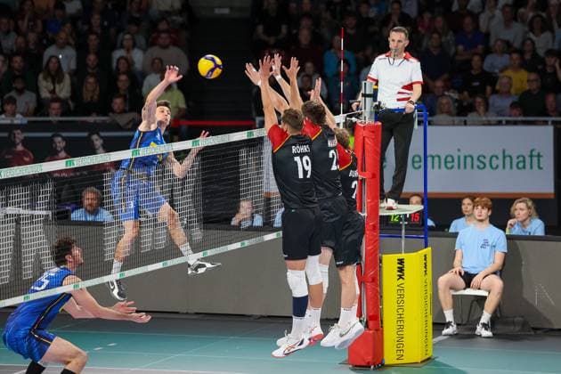 Francesco Recine Italy, 03 with ball at the net, with Erik Roehrs Germany, 19 , GER, Germany vs. Italy, Volleyball, Men, National Match, Season 2024 2025, 25 05 2025, GER, Germany vs. Italy, Volleyball, Men, National Match, Season 2024 2025, 25 05 2025 Munich Copyright: xEibner-Pressefoto JennixMaulx EP_JML
