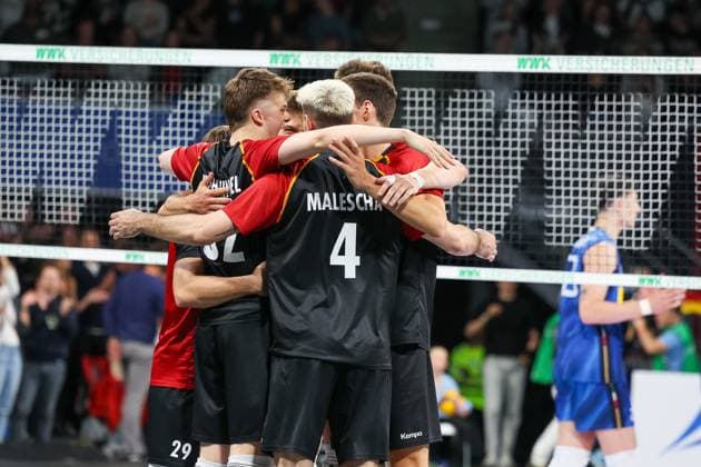 The German team celebrates the set win, Theo Mohwinkel Germany, 32 with Moritz Eckardt Germany, 29 and Erik Roehrs Germany, 19 , with Daniel Malescha Germany, 04 , GER, Germany vs. Italy, Volleyball, Men, National Match, Season 2024 2025, 25 05 2025, GER, Germany vs. Italy, Volleyball, Men, National Match, Season 2024 2025, 25 05 2025 Munich Copyright: xEibner-Pressefoto JennixMaulx EP_JML
