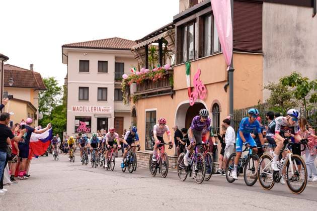 The pack rides during the stage 15 of the Giro dÕItalia from Fiume Veneto to Asiago, Italy and Slovenia- Sunday, May 25, 2025. - cycling.  Copyright: xFabioxFerrari LaPressex