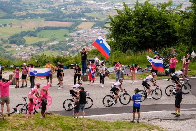 The pack rides during the stage 15 of the Giro dÕItalia from Fiume Veneto to Asiago, Italy and Slovenia- Sunday, May 25, 2025. - cycling.  Copyright: xFabioxFerrari LaPressex