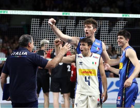 Cheering of the Italian team after the victory He Volleyball, Germany vs Italy, BMW Park, Munich, 25 05 25, Copyright: WolfgangxFehrmann