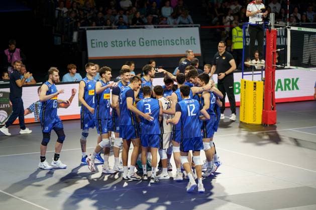 Volleyball national match men, Germany vs. Italy, 25 05 2025 The Italian players cheer after the victory against Germany Volleyball national match men, Germany vs. Italy, 25 05 2025, BMW Park, Munich Copyright: xBEAUTIFULxSPORTSx Pajonkx