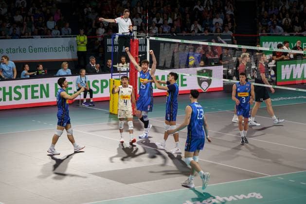 Volleyball national match men, Germany vs. Italy, 25 05 2025 The Italian players celebrate the 3 2 victory over Germany Volleyball national match men, Germany vs. Italy, 25 05 2025, BMW Park, Munich Copyright: xBEAUTIFULxSPORTSx Pajonkx
