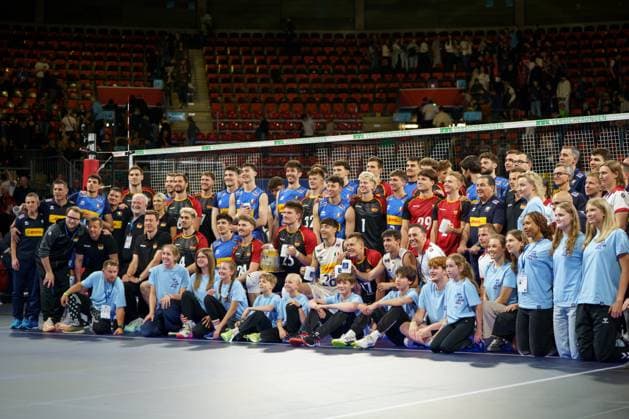 Volleyball national match men, Germany vs. Italy, 25 05 2025 The players and staff of both national teams at a group picture after the match with the ball children Volleyball national match men, Germany vs. Italy, 25 05 2025, BMW Park, Munich Copyright: xBEAUTIFULxSPORTSx Pajonkx