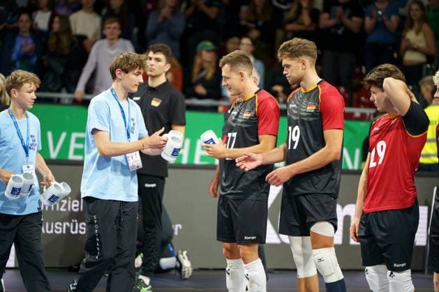 Volleyball Laenderspiel Maenner, Germany vs. Italy, 25 05 2025 The German players receive mugs as a gift after the match against Italy, here in focus Erik Roehrs GER, 19 Volleyball Laenderspiel Maenner, Germany vs. Italy, 25 05 2025, BMW Park, Munich Copyright: xBEAUTIFULxSPORTSx Pajonkx
