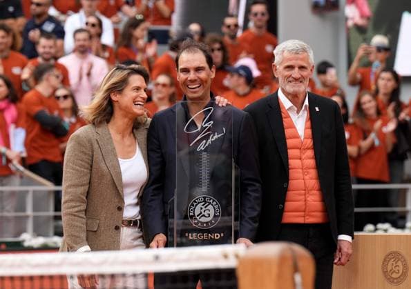 Tennis, French Open, Rafael Nadal wird mit Abschiedszeremonie geehrt TENNIS - French Open 2025 PARIS,FRANCE,25.MAY.25 - TENNIS - ATP, Tennis Herren World Tour, French Open, Roland Garros, Grand Slam. Image shows Amelie Mauresmo (French Open) Rafael Nadal (ESP) and Gilles Moretton (FFT).  GEPAxpictures xMichaelxRiedler