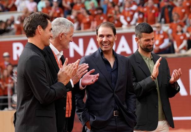 Tennis, French Open, Rafael Nadal wird mit Abschiedszeremonie geehrt TENNIS - French Open 2025 PARIS,FRANCE,25.MAY.25 - TENNIS - ATP, Tennis Herren World Tour, French Open, Roland Garros, Grand Slam. Image shows Roger Federer (SUI), Gilles Moretton (FFT), Rafael Nadal (ESP), Novak Djokovic (SRB). GEPAxpictures xMichaelxRiedler