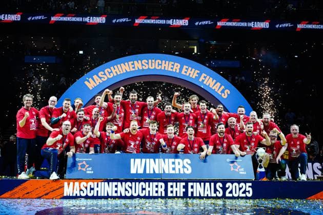 Sport Themen der Woche KW21 Sport Bilder des Tages SG Flensburg-Handewitt bei Siegerehrung GER, Montpellier Handball vs. SG Flensburg-Handewitt, Handball, EHF European League, Finale, Saison 2024 2025, 25.05.2025 GER, Montpellier Handball vs. SG Flensburg-Handewitt, Handball, EHF European League, Finale, Saison 2024 2025, 25.05.2025 Hamburg *** SG Flensburg Handewitt at the award ceremony GER, Montpellier Handball vs SG Flensburg Handewitt, Handball, EHF European League, Final, Season 2024 2025, 25 05 2025 GER, Montpellier Handball vs SG Flensburg Handewitt, Handball, EHF European League, Final, Season 2024 2025, 25 05 2025 Hamburg Copyright: xEibnerxPressefoto MarcelxvonxFehrnx EP_MFN