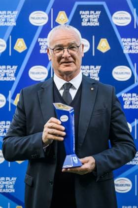 Fußball, AS Rom, Trainer Claudio Ranieri erhält Fairplay-Preis Roma™ coach Claudio Ranieri poses with Philadelphia Fair Play Moment of the Season award prior to the Serie A soccer match between Torino and Roma at Olimpico Grande Torino stadium in Turin, Italy - Sunday, 25 May 2025 - Soccer ( Foto Nicolo Campo LaPresse)  Copyright: xNicoloxCampo LaPressex