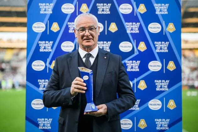 Fußball, AS Rom, Trainer Claudio Ranieri erhält Fairplay-Preis Roma™ coach Claudio Ranieri poses with Philadelphia Fair Play Moment of the Season award prior to the Serie A soccer match between Torino and Roma at Olimpico Grande Torino stadium in Turin, Italy - Sunday, 25 May 2025 - Soccer ( Foto Nicolo Campo LaPresse)  Copyright: xNicoloxCampo LaPressex