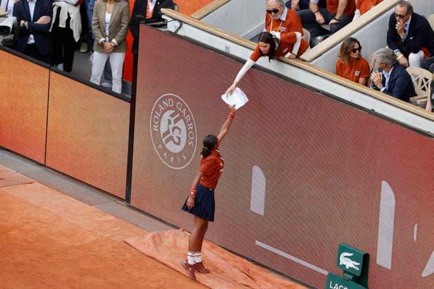 May 25, 2025, Paris, Paris, France: A ball girl get back the speach of Rafa llduring the tribute ceremony to Rafael Nadal in the tennis Grand Slam of Roland Garros 2025, at Roland Garros Stadium - on May 25 2025.Paris - France Paris France - ZUMAb253 20250525_zsp_b253_141 Copyright: xLoicxBaratouxx