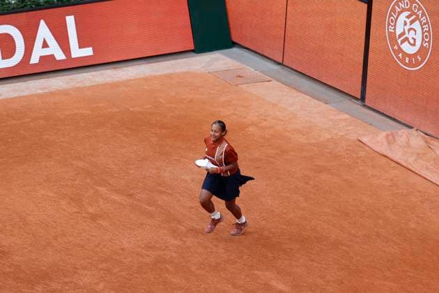 May 25, 2025, Paris, Paris, France: A ball girl get back the speach of Rafa llduring the tribute ceremony to Rafael Nadal in the tennis Grand Slam of Roland Garros 2025, at Roland Garros Stadium - on May 25 2025.Paris - France Paris France - ZUMAb253 20250525_zsp_b253_142 Copyright: xLoicxBaratouxx