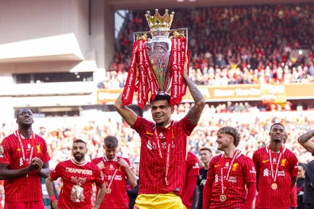 Football - FA Premier League - Liverpool FC v Crystal Palace FC LIVERPOOL, ENGLAND - Sunday, May 25, 2025: Liverpool s Luis Diaz kisses the trophy, as the team celebrate becoming Champions for the 20th time, after the FA Premier League match between Liverpool FC and Crystal Palace FC at Anfield. (Photo by David Rawcliffe Propaganda) LIVERPOOL Anfield MERSEYSIDE ENGLAND  Copyright: xDavidxRawcliffex P2025-05-25-Liverpool_Crystal_Palace-116