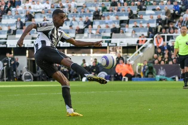 Newcastle United FC v Everton FC - Premier League Alexander Isak of Newcastle United shoots at goal during the Premier League match between Newcastle United and Everton at St. James s Park in Newcastle, on May 25, 2025. Newcastle Tyne and Wear United Kingdom  Copyright: xMIxNewsx originalFilename:fletcher-newcastl250525_npZyq.jpg