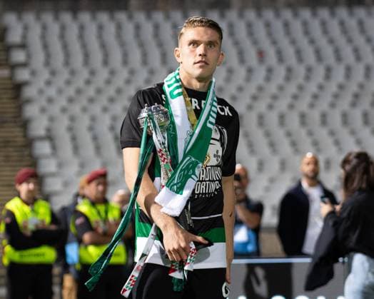 Viktor Gyökeres of Sporting with the Taca de Portugal trophy during the Taca de Portugal final match between SL Benfica and Sporting at Estadio Nacional do Jamor, in Lisbon, Portugal. (Diogo Sautchuk) Copyright: xDiogoxSautchukx