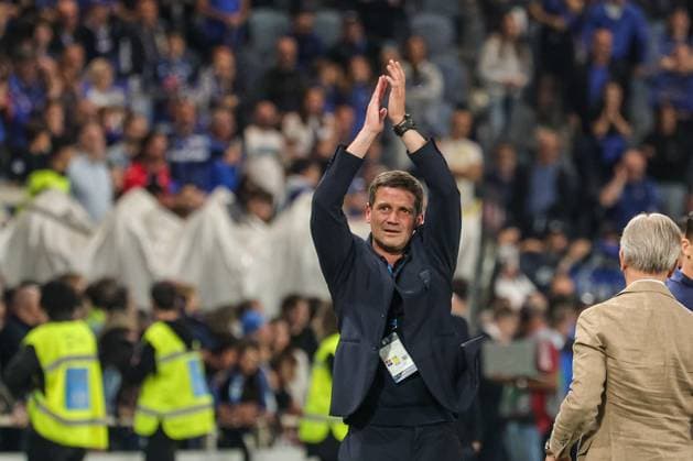 Cristian Chivu (Head Coach Parma Calcio) greets the fans after the match during Atalanta BC vs Parma Calcio, Italian soccer Serie A match in Bergamo, Italy, May 25 2025  Copyright: xLorenzoxCattani IPAxSportx xipa-agency.netx xx IPA_58253219 IPA_Agency_IPA58253219